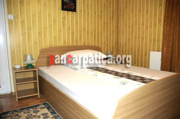 Imagine camera cu pat matrimonial curat si mare, elegant in pensiunea Lido din Moisei