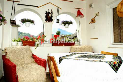 Imagine interior in pensiunea Gambita din Botiza echipat cu mobilier modern dar cu aspect traditional maramuresean