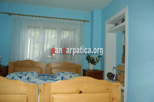 Imagine cu interiorul unui dormitor cu 2 paturi simple din pensiunea Gambita-Botiza- cu mobilier modern si foarte elegant