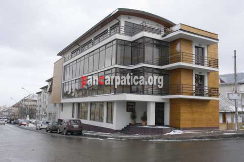 Imagine cu exteriorul pensiunii Santa Fe din Suceava cu amplasare stradala