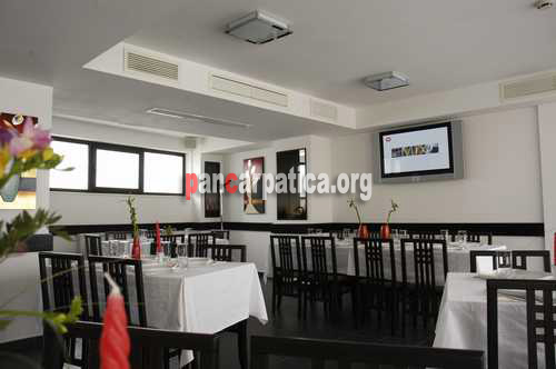 Imagine restaurant in pensiunea Santa Fe din Suceava unde cei care se cazeaza pot degusta bucataria traditionala moldoveneasca