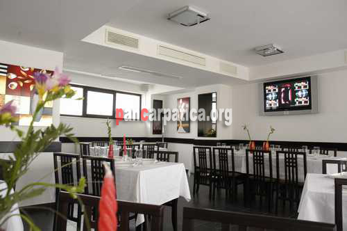 Imagine cu restaurantul pensiunii Santa Fe din Suceava ce ofera un meniu bogat la preturi convenabile