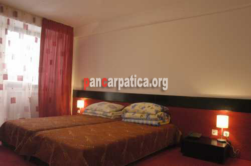 Imagine camera spatioasa cu 2 paturi simple in pensiunea Santa Fe din Suceava