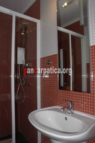 Imagine a baii cu dus din pensiunea Santa Fe