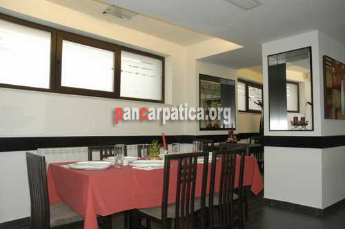 Imagine cu restaurantul pensiunii Santa Fe din Suceava ce ofera turistilor meniuri variate la preturi accesibile
