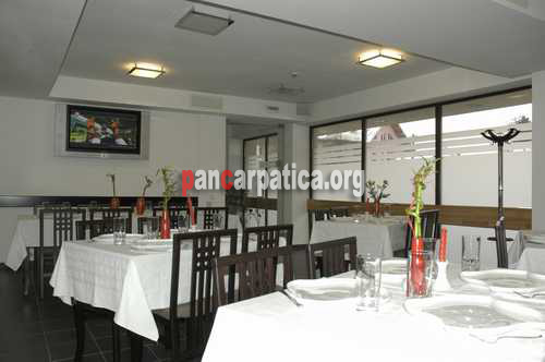 Imagine interior din restaurantul pensiunii Santa Fe -Suceava unde poti degusta vinuri alese din podgoriile autohtone