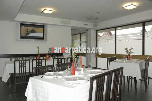 Imagine cu o parte din restaurantul pensiunii Santa Fe din Suceava ce ofera turistilor momente de neuitat