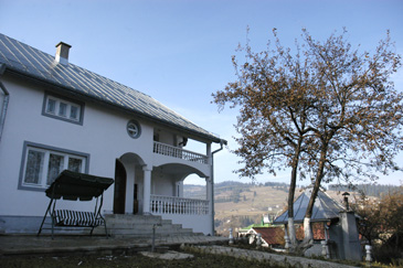 Imagine exterioara a pensiunii Monica din Vatra Dornei cu gazde prietenoase ce isi intimpina clientii cu multa dragoste