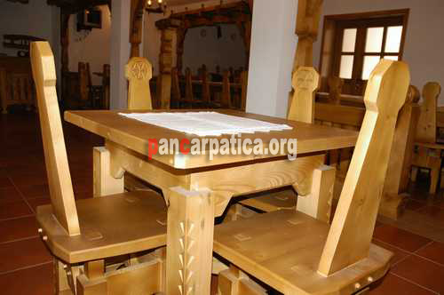 Imagine cu livingul cu 55 de locuri din Vila Barsana cu mese din lemn frumos decorate
