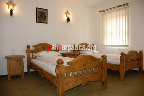 Imagine camera spatioasa cu 2 paturi simple confortabile din interiorul Vilei Barsana-Barsana