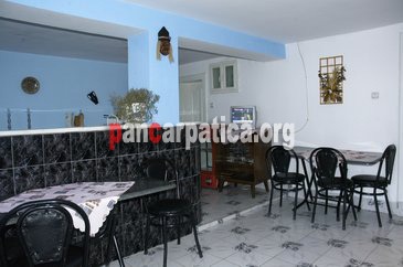 Imagine living curat si elegant in interiorul pensiunii Monica din statiunea Vatra Dornei