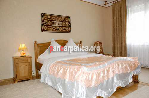 Imagine camera cu pat matrimonial din Casa Bobocea-Poienile Izei cu un interior minunat