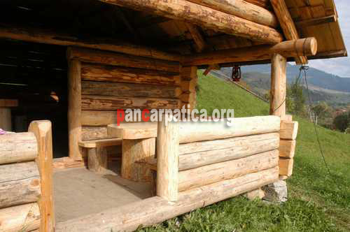Imagine casa construita din lemn in curtea interioara a pensiunii Sandru din Campulung Moldovenesc