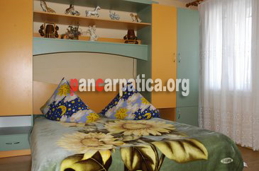 Imagine camera cu pat matrimonial mare si confortabil la pensiunea Monica din statiunea Vatra Dornei