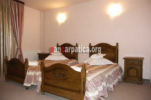 Imagine dormitor incapator cu 2 paturi simple confortabile in pensiunea Valcan din Vatra Moldovitei