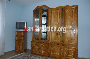 Imagine camera cu mobila din lemn modernizata si eleganta in interiorul pensiunii Monica din Vatra Dornei