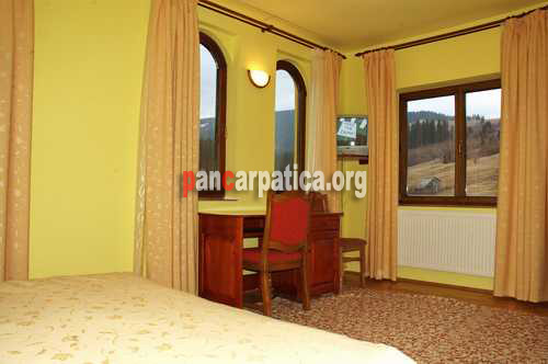 Imagine cu interiorul Hotelului Sandru din Campulung Moldovenesc cu vedere catre zona montana