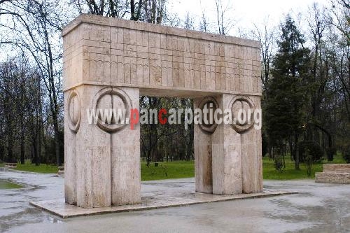 Poarta sarutului – Constantin Brancusi - construita din travertin, este poarta prin care se face tre