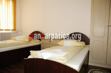 Imagine camera spatioasa cu 2 paturi simple comode in pensiunea Casa Bucovineana din Vatra Dornei