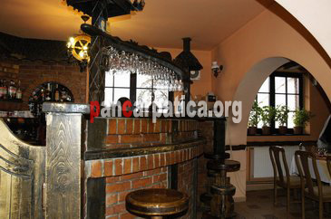 Imagine bar in interiorul pensiunii Casa Bucovineana din Vatra Dornei cu bauturi alcoolice si vinuri alese din podgoriile romanesti