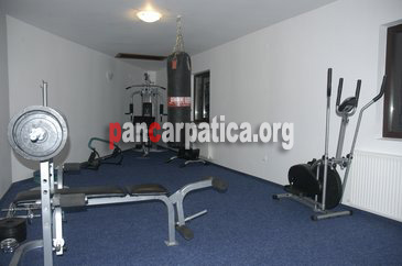 Imagine sala de fitness la pensiunea Poiana Izvoarelor unde turistii se relaxeaza si fac miscare