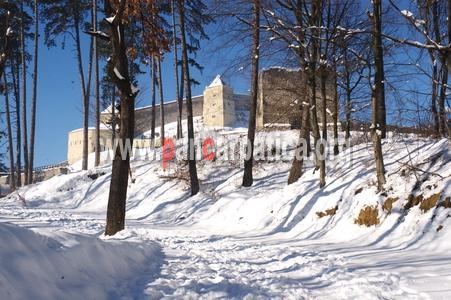 Cetatea Rasnovului, contruita in sec al XIII lea de catre locuitorii din Rasnov si imprejurimi
