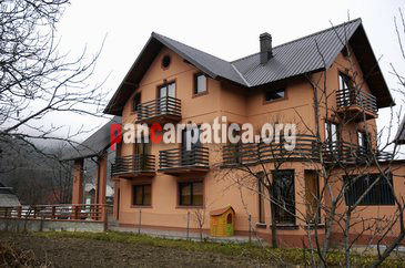 Imagine cu exteriorul pensiunii Fagilor -Sucevita cladire moderna cu camere mari ce ofera turistilor multe facilitati