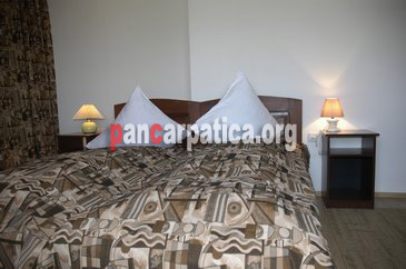 Imagine camera cu pat matrimonial incapator si curat in pensiunea Casa Calin din Vama