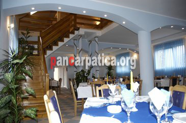 Restaurantul din pensiunea Fagilor este atractiv pentru turistii care il frecventeaza si savureaza mancarurile traditionale bucovinene