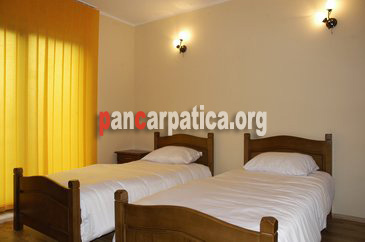 Camerele cu 2 paturi simple din pensiunea Fagilor-Sucevita sunt spatioase cu privelisti minunate asupra imprejurimilor