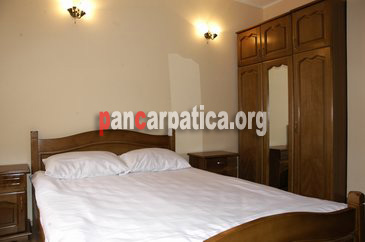 Pensiunea fagilor din Sucevita are camere cu pat matrimonial confortabil mobila moderna si ofera o atmosfera intima