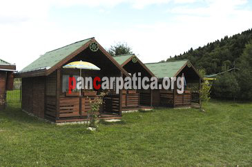 Imagine curte in interiorul pensiunii Casa dintre Pini din Agapia cu cateva casute de camping