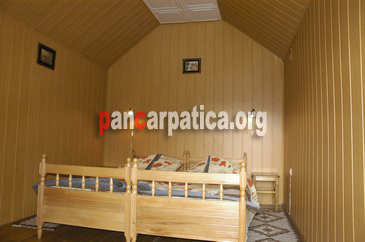 Imagine camera mare cu 2 paturi simple confortabile in pensiunea Casa dintre Pini din Agapia