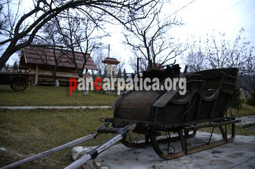 Imagine sanie din zona Bucovinei ce asteapta sa fie utilizata de turistii care vin sa poposeasca la Pensiunea Poiana