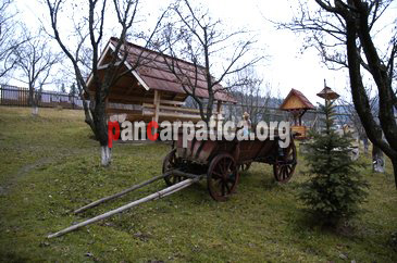 Imagine cu sanie traditionala utilizata de localnicii din zona Bucovinei iarna-Pensiunea Poiana Dorna Candrenilor