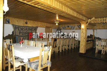 Imagine a restaurantului din interiorul Pensiunii Poiana care ofera mic dejun, pranz si cina intr-o atmosfera de neuitat