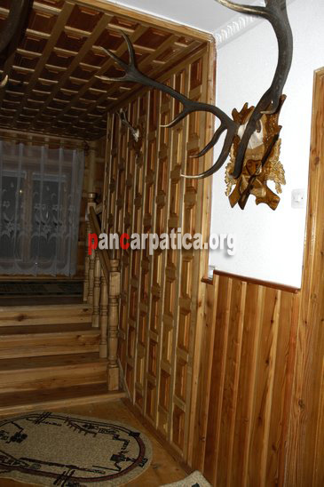 Imagine hol interior cu exponate de vanatoare pe peretii pensiunii Casa Cristi din Sucevita