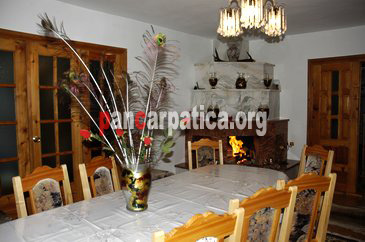 Imagine living cu interior frumos amenajat, cu mobilier modern si de bun gust la pensiunea Casa Cristi din Sucevita