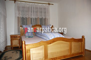 Imagine camera mare si incapatoare cu pat matrimonial la pensiunea Casa Cristi din comuna Sucevita