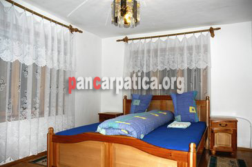 Imagine camera incapatoare si eleganta cu pat matrimonial mare si curat la pensiunea Casa Cristi din Sucevita