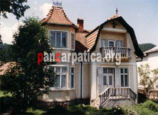 Imagine exterior in pensiunea La Gorita din Vama, cu vedere catre strada, casa veche traditionala de aproape 150 de ani