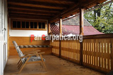 Imagine cu interiorul balconului din pensiunea La Gorita-Vama orientat catre curtea interioara plina de verdeata