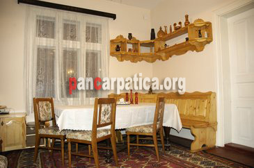 Imagine cu interiorul livingului din pensiunea La Gorita din Vama cu mese si scaune din lemn