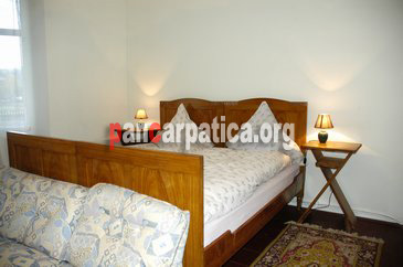 Imagine camera spatioasa cu 3 paturi simple confrotabile in pensiunea La Gorita din Vama
