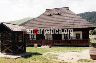 Imagine a curtii interioare din cadrul pensiunii La Gorita-Vama mare cu o suprafata de 4200 mp