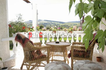 Imagine terasa cu scaune si mese decorate cu gust in pensiunea Casa Luar din Manastirea Humorului