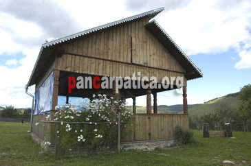 Imagine foisor din lemn in curtea pensiunii Casa Gheorghita de unde turistii pot admira natura si pot servi masa in liniste