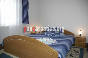 Imagine camera cu pat matrimonial incapator si curat in pensiunea Bucovina din Gura Humorului