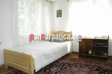 Imagine camera curata si cocheta cu 3 paturi simple la pensiunea Casa Gheorghita din Manastirea Humorului