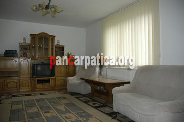 Imagine camera spatioasa cu mobila moderna, decoratiuni interioare discrete la pensiunea Bucovina din Gura Humorului